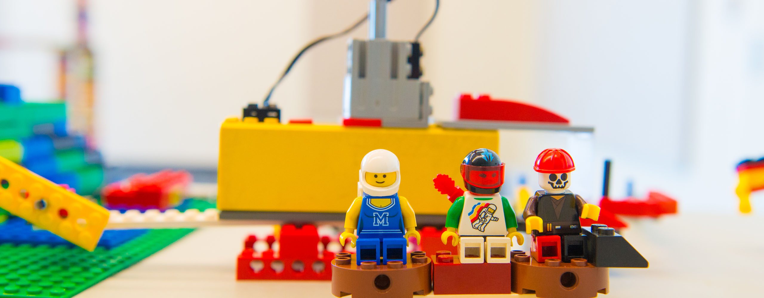 LEGO workshop 1 2560 x 1000 LEGO characters and building blocks science project with circuits